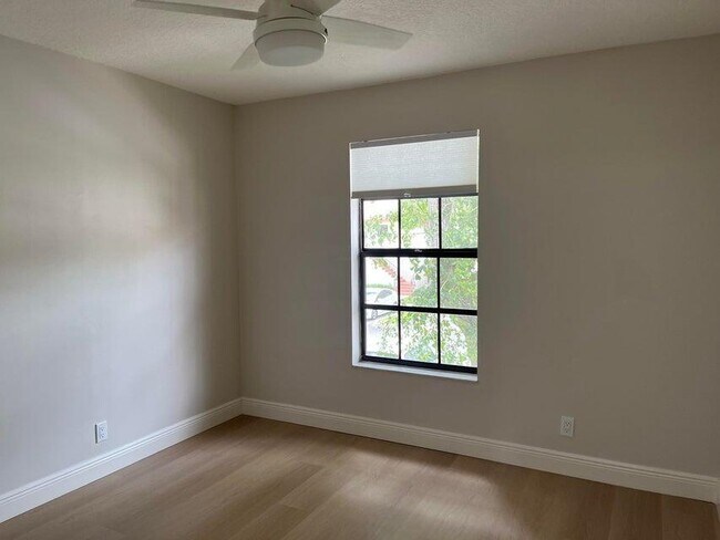 Building Photo - 315 Palmwood Pl