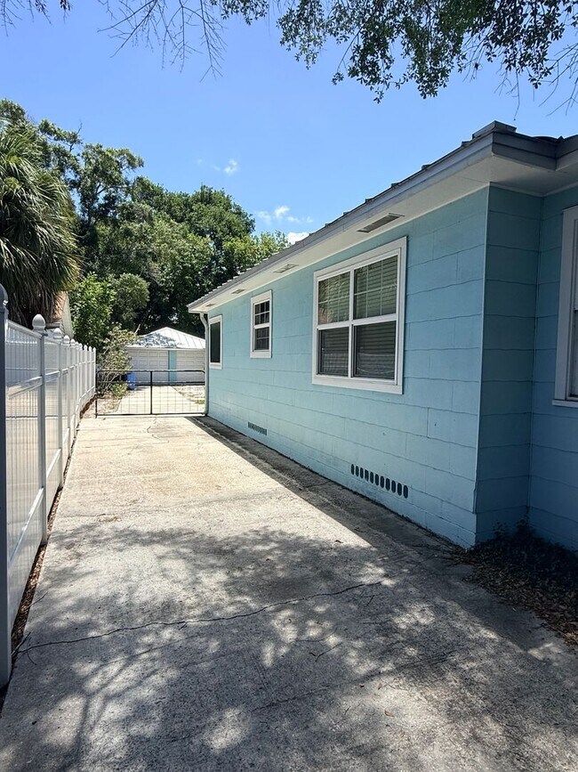 Building Photo - 2 BR/1BA | Bungalow with a bonus room  | Spacious backyard!