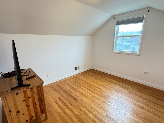 Building Photo - 882