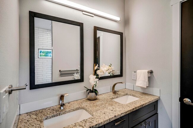 Building Photo - 1417 E Crockett St