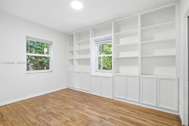 Building Photo - 2355 Overbrook St