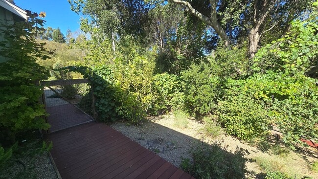 Building Photo - Private, peaceful home on nearly half an a...