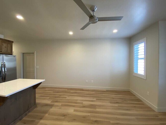 Building Photo - 674 Raintree Ln