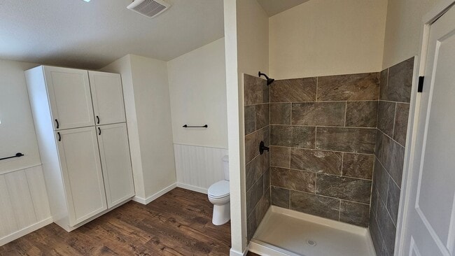 Building Photo - Charming 2bed 2bath home