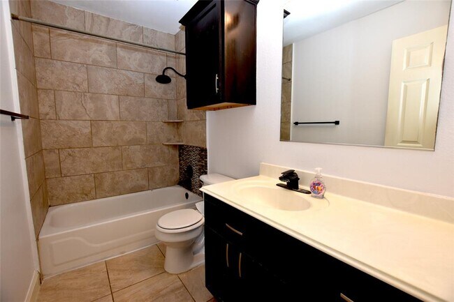 Building Photo - 240 Briarstone Dr