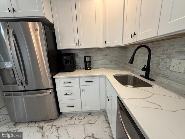 Building Photo - 129 Clearfield Ave