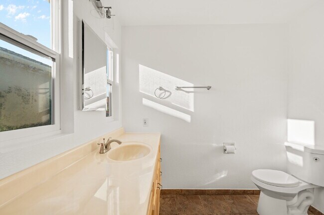 Building Photo - "Charming 2-Bedroom Retreat on Douglas Ave...