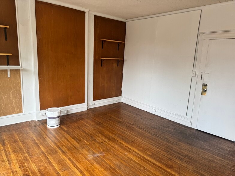 Large Living Room - 3137 N Calvert St