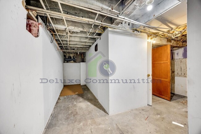 Building Photo - Charming 1 Bedroom with Natural Light & Basement Laundry