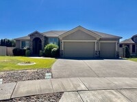Building Photo - Spacious 4 Bedroom Home in Quiet Cul-de-Sa...