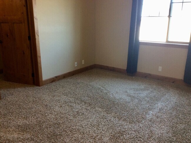 Building Photo - Duplex in South Heart