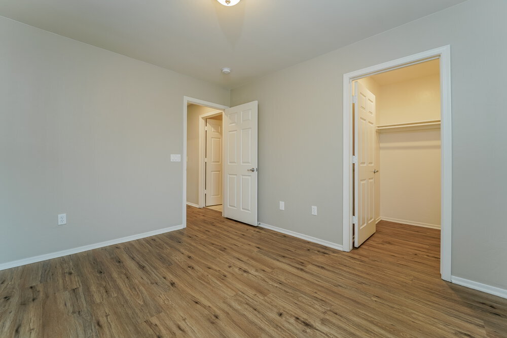 Building Photo - 7621 W Valencia Rd