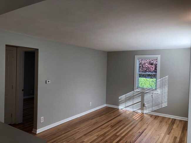 Building Photo - Great unit available in duplex!