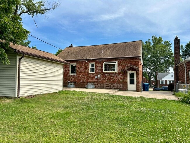 Building Photo - 9215 Meadowbrook Ln