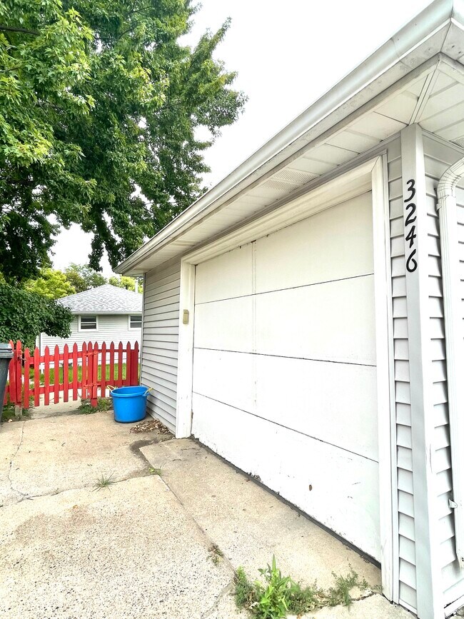 Garage - 3246 Hayes St NE