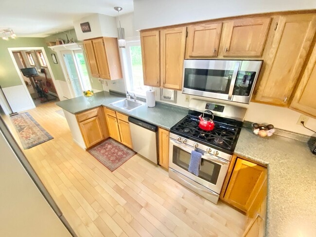 Building Photo - 3 Bedroom Home Colchester Available 8/15th!