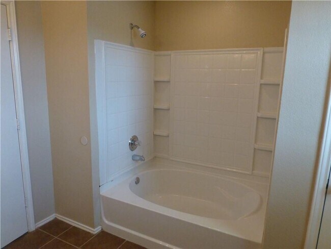 Building Photo - Beautiful Home on A Cul De Sac with Large Backyard