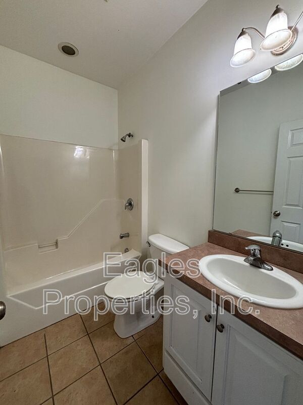 Building Photo - 121 Willowbrook Dr