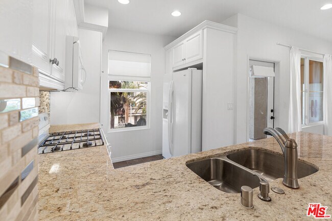 Building Photo - 6020 S Seabluff Dr
