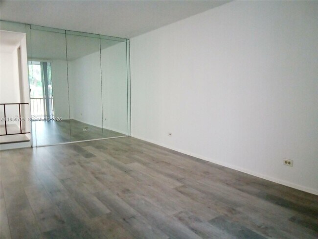 Building Photo - 3720 Inverrary Dr