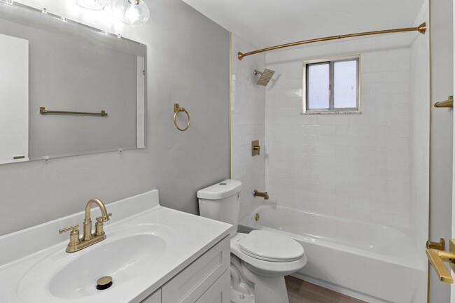 Building Photo - Kenwood: New Renovation! Spacious 2 Bedroo...