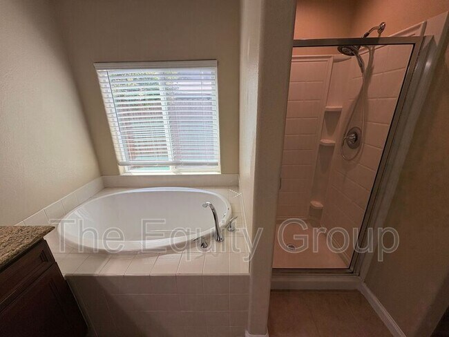 Building Photo - 3316 W Wren Ave