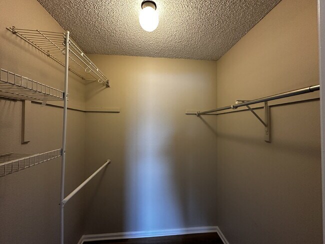 Building Photo - Beautiful Top Floor Condo with Great Views!