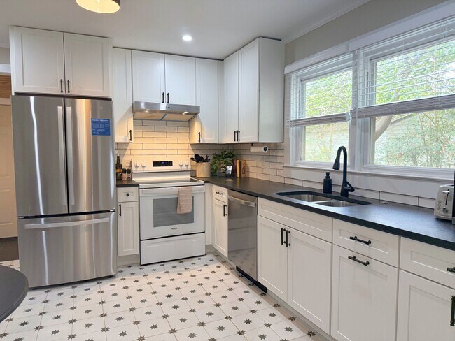 Building Photo - 11 Brooks Ave