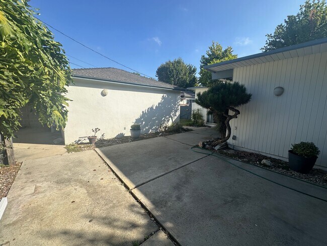 Building Photo - 3169 S Bentley Ave