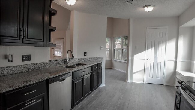 Building Photo - 6914 Trail Lake