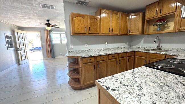 Building Photo - 1022 Lewis Dr