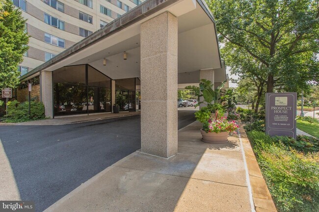 Building Photo - 1200 N Nash St