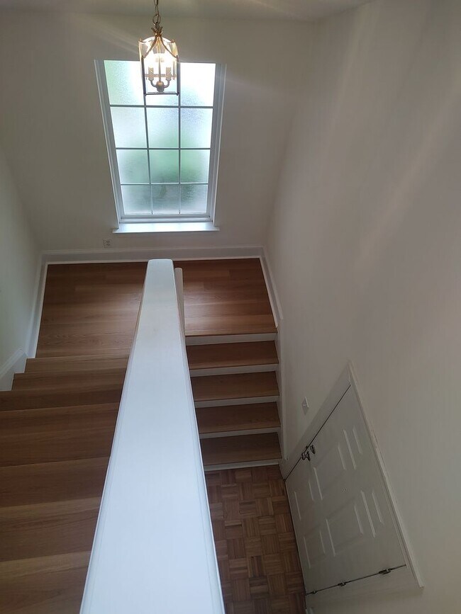 Building Photo - NEWLY RENOVATED 4 Bed/2 Bath with Communit...