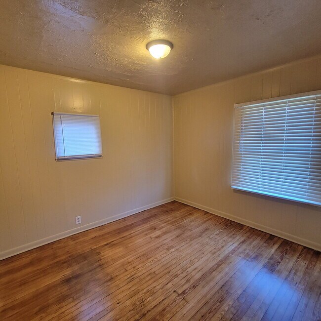 Building Photo - East Side Bungalow!