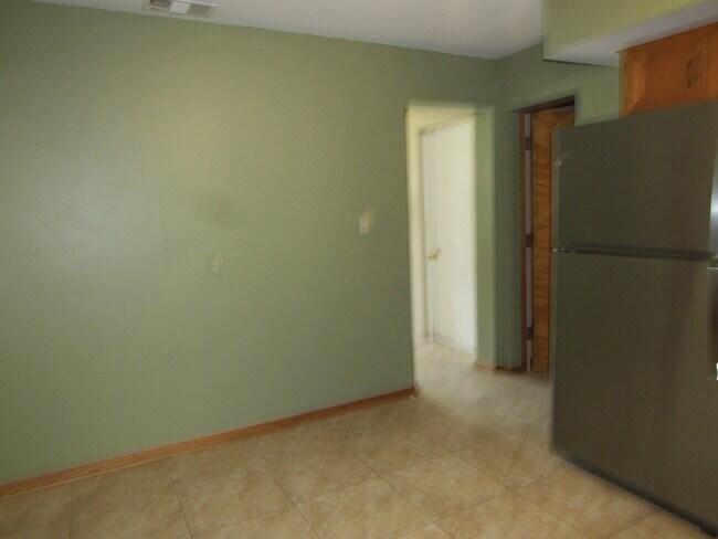 Building Photo - 1012 16th 1/2 St