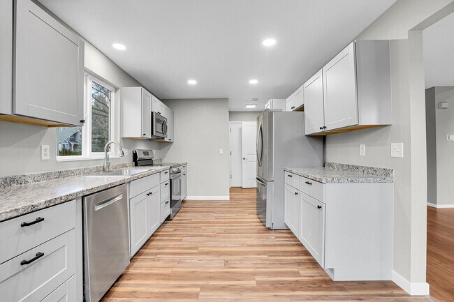 Building Photo - 5 bedroom, 3 1/2 bath home with attached 2 car garage