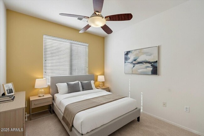 Building Photo - 3250 W Greenway Rd