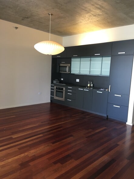 Building Photo - 550 N Saint Clair St