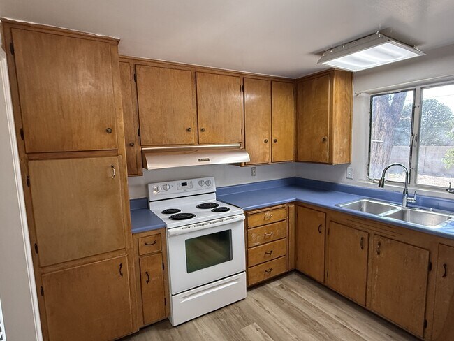 Building Photo - 3213 San Pedro Dr NE