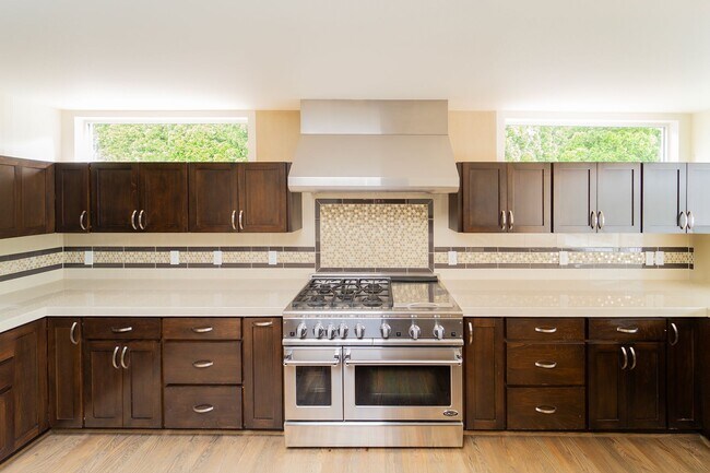 Building Photo - 4-Bedroom Luxury Home for Rent by Portland...