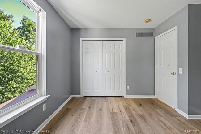 Building Photo - 7055 Oakridge Dr