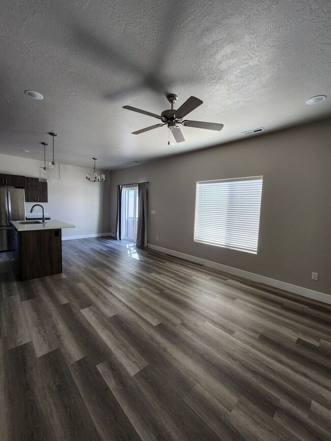 Building Photo - Modern 3-Bedroom Home with Balcony for Ren...