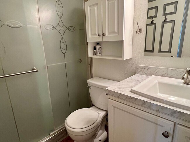Building Photo - High speed internet included - 3 bedroom townhouse