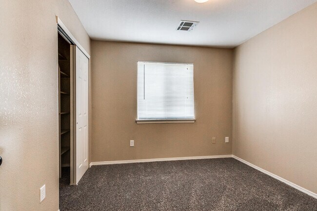 Building Photo - 3172 Hidden Valley Dr