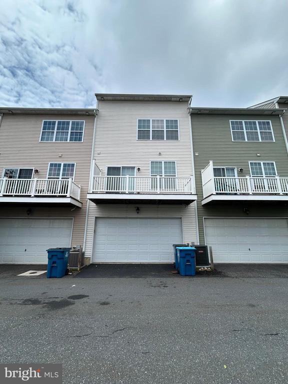 Building Photo - 1379 Parish Ave