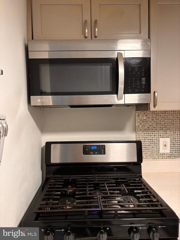 Building Photo - 2 Canterbury Square