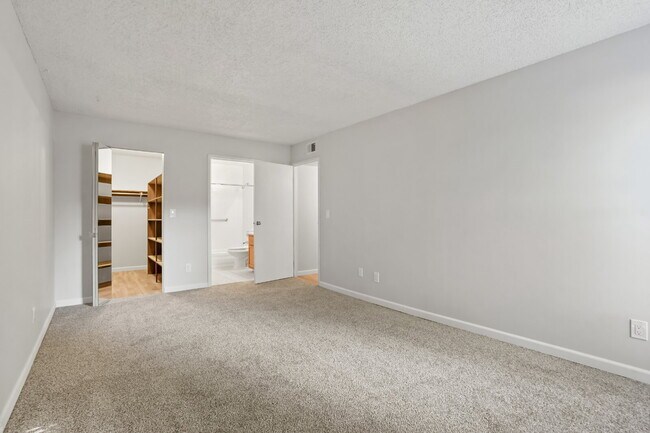 Building Photo - Great Two Bedroom Home with Fireplace