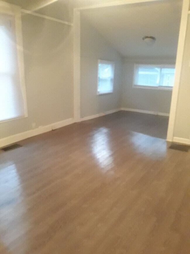 Building Photo - Awesome Renovated 2 Bedroom 1 Bath House F...