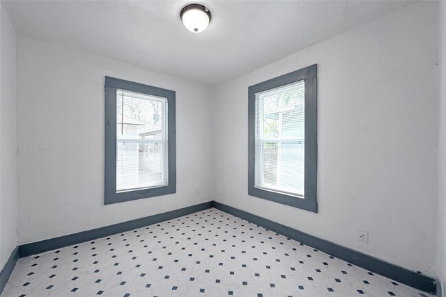 Building Photo - 2528 Campbell St