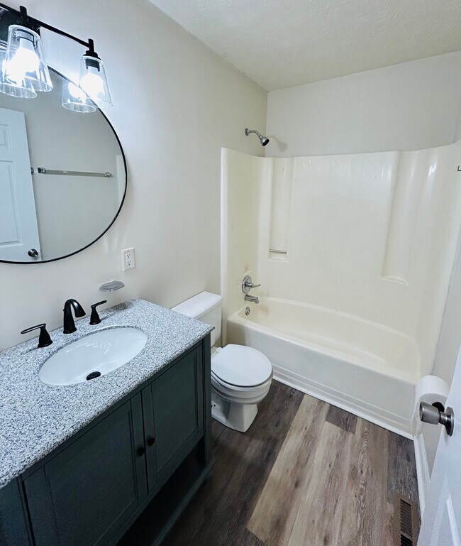 Full Bath - 508 Yorktowne Pl